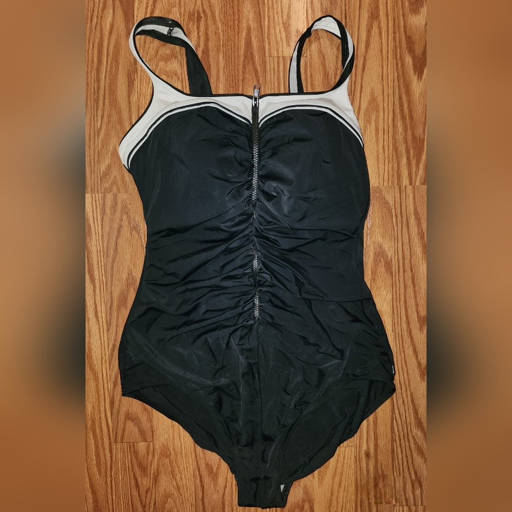 Reebok Zippered Women's Size 18 One Piece Swimsuit